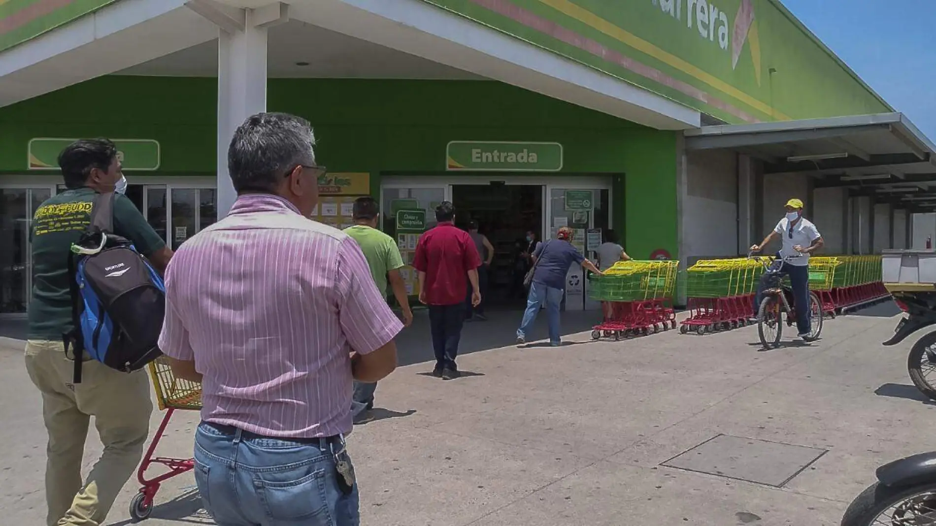 Tiendas de autoservicio piden a clientes uso obligatorio de cubrebocas.  Foto César Ortiz  El Sol de San Juan del Río